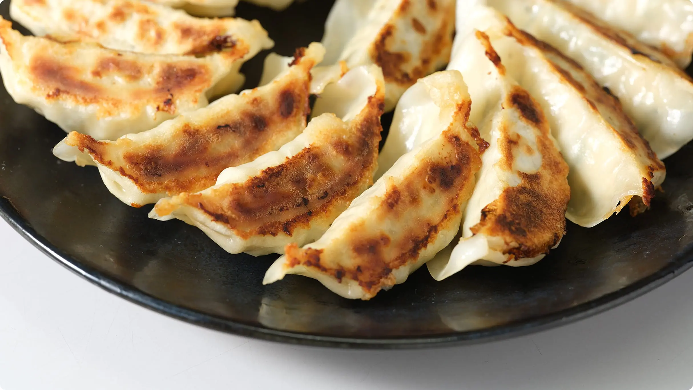 フライパンに美しく並べられた焼き餃子