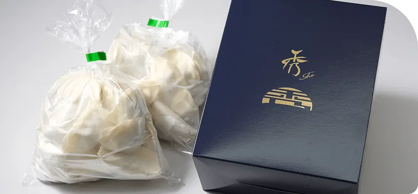 冷凍餃子と青いギフト箱のセット