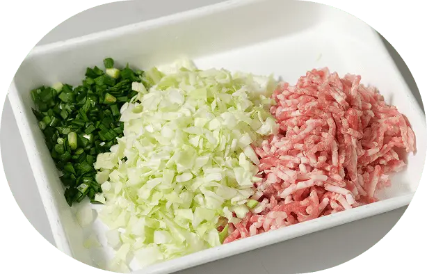 ネギやキャベツなど具材のアレンジが自由にできる様子を示した写真