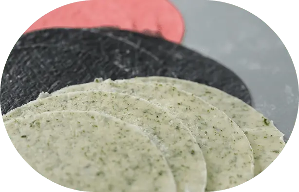 色付きの餃子の皮などオリジナル餃子を表現した写真