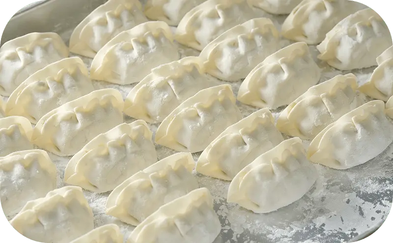 餃子の皮に具材を包んで並べた製造途中の餃子の写真