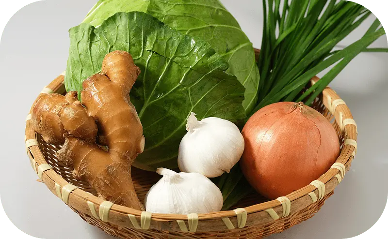 かごに入った新鮮な野菜の写真