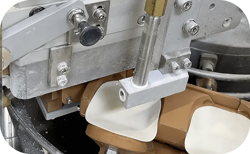 餃子製造機で皮に餡を包む工程の写真